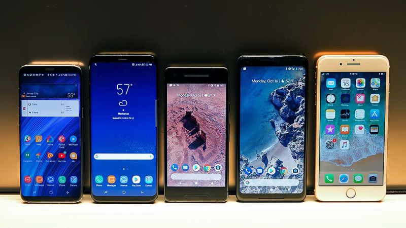 Al compararlo al S8 y S8 Plus, el Pixel 2 pequeño (centro) se ve muy mal.
